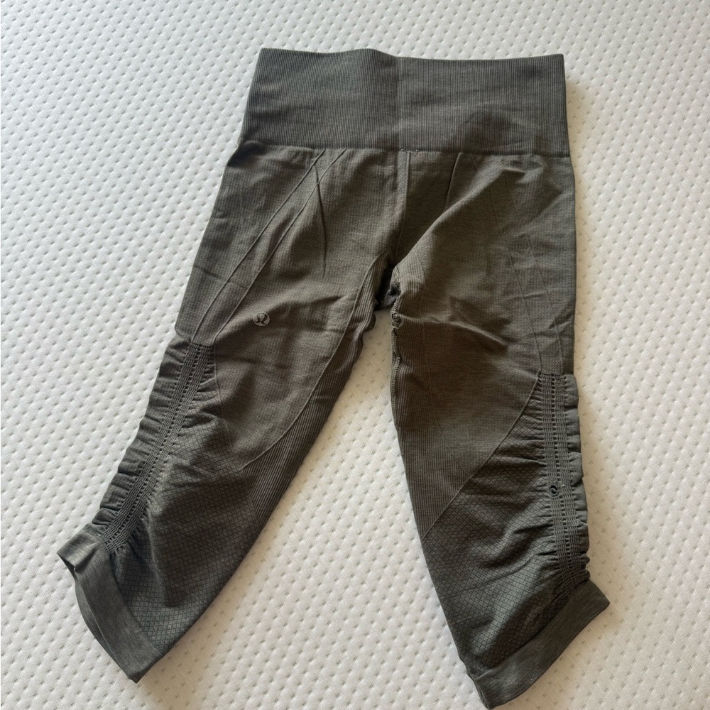 Camo green lululemon cropped leggings - Picture 2 of 6